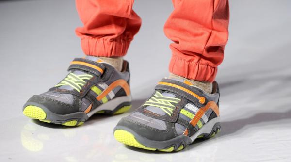 controverse dupa ce o companie americana a scos pe piata pantofii care ii ajuta pe parinti sa isi localizeze copii printr un air tag