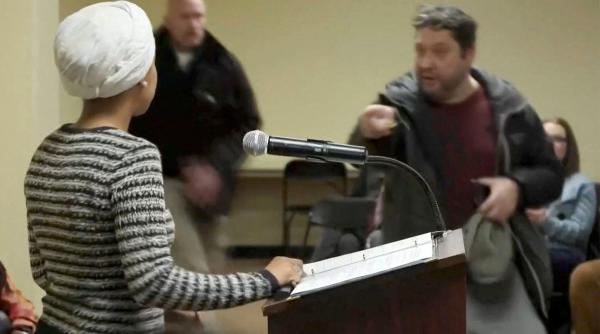 ilhan omar a fost atacata cu un lichid necunoscut in minnesota trump declarase ca trebuie trimisa inapoi in somalia