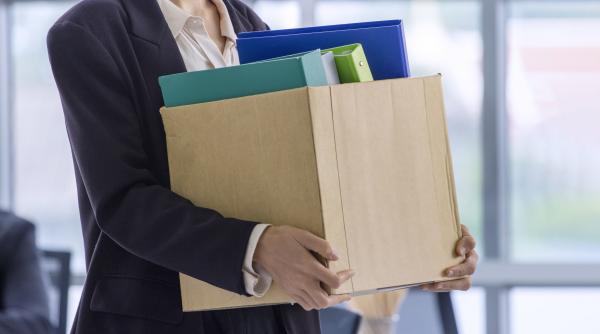 o companie uriasa de curierat anunta ca da afara 30 000 de oameni