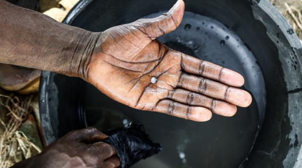 O mină de aur s-a prăbușit, în Sudan. Puțurile fuseseră închise, dar minerii au intrat și lucrau ilegal: 13 au murit, 6 au fost răniți
