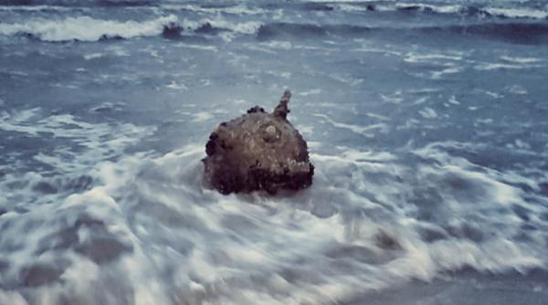 o mina marina a esuat pe o plaja din romania mapn o echipa de scafandri actioneaza pentru identificare si neutralizare