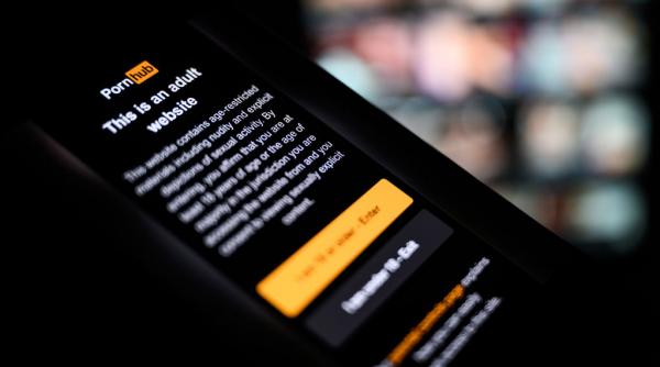 Oficialii platformei Pornhub vor restricționa accesul utilizatorilor din Marea Britanie începând cu luna februarie 