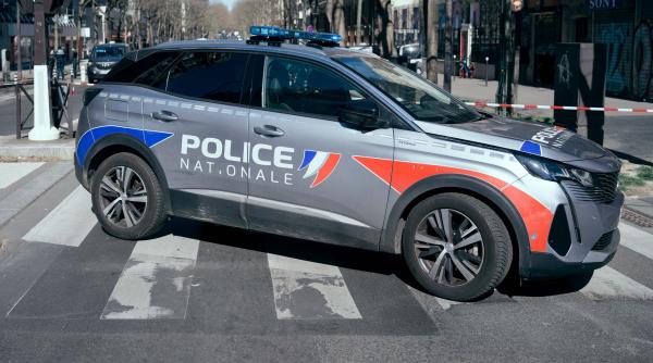 Patru minori au fost reținuți, după ce au sechestrat și torturat o fată de 15 ani în timp ce filmau. Două dintre suspecte au 14 ani