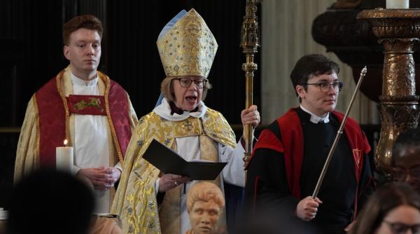 prima femeie din istorie care conduce biserica anglicana a depus juramantul de arhiepiscop un contestatar a intrerupt ceremonia