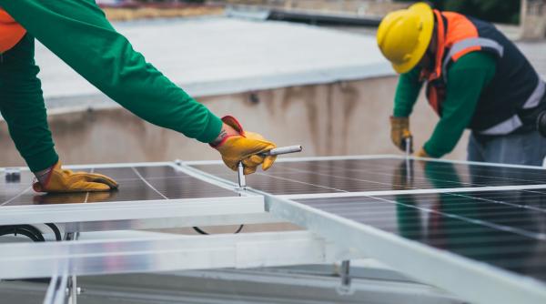 Primii pași spre energia verde: ce trebuie să știi înainte să investești într-o soluție solară completă