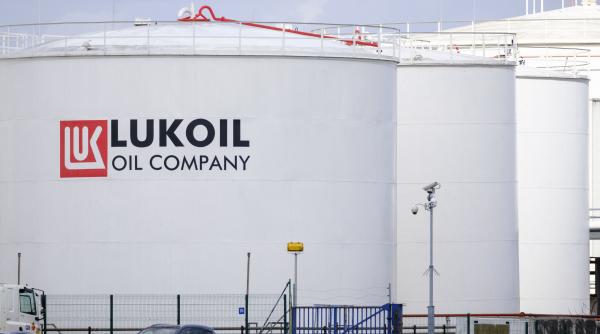 Lukoil şi-a vândut activele internaţionale, inclusiv rafinăria din România, fondului american Carlyle Group