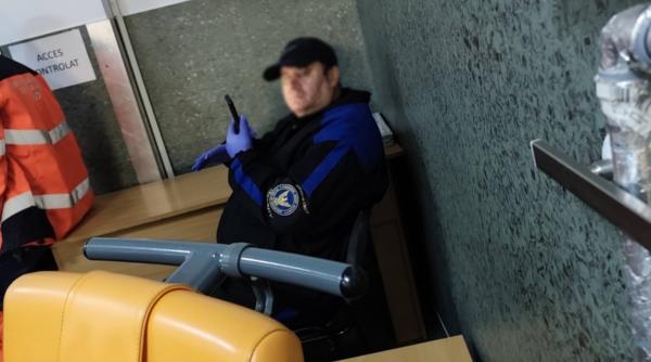 paznicul unui spital a ridicat cu forta de pe scaun o mama bolnava ajunsa cu copiii la upu si s a asezat el sa si butoneze telefonul