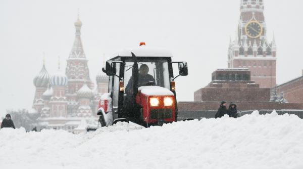 Moscova, lovită de cele mai abundente ninsori din ultimii peste 200 de ani. Strat record de zăpadă