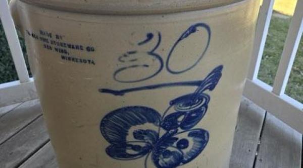 o femeie planuia sa vanda vasul vechi abandonat in curtea casei cu 20 de dolari licitatia a explodat rapid la 32 000 de dolari