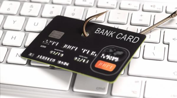 O nouă schemă de înșelăciune lasă sute de români datori la bănci. Escrocii fac credite online în numele lor