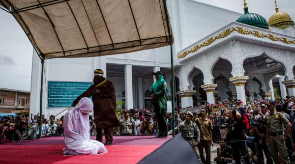 un cuplu din indonezia a fost pedepsit cu 140 de lovituri de nuia cei doi au baut alcool si au intretinut relatii sexuale