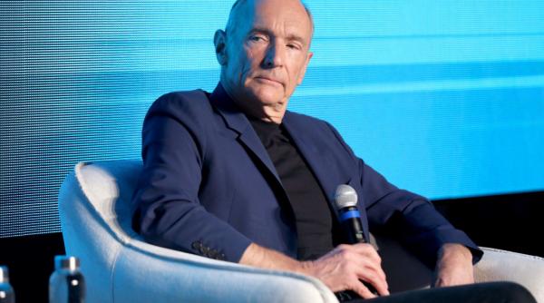„Bătălia pentru sufletul web-ului”. Ce spune omul care a inventat internetul, Tim Berners-Lee, despre inteligența artificială