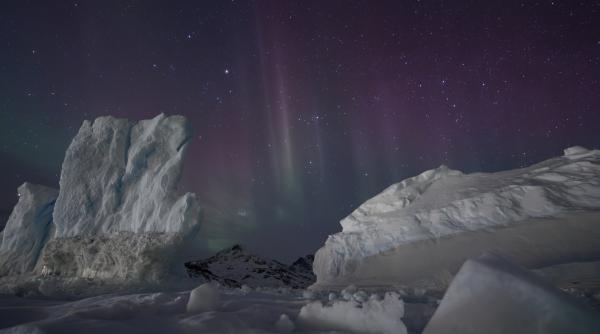 ceva intunecat creste pe gheata groenlandei si o topeste mai repede