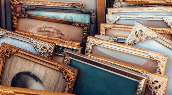 o tanara a dat 3 euro pe un tablou si acasa a descoperit ca pictura valora o avere