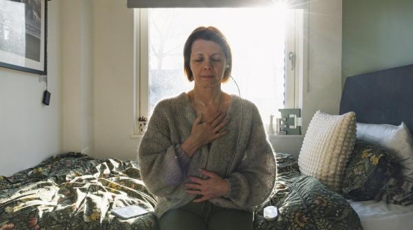 Oamenii de știință cred că au aflat de ce femeile sunt mai predispuse la boala Alzheimer. Efectele menopauzei
