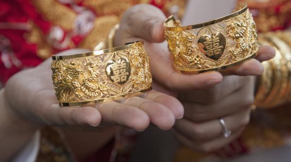 chinezii se inghesuie sa si vanda bijuteriile de familie dupa ce pretul aurului a explodat