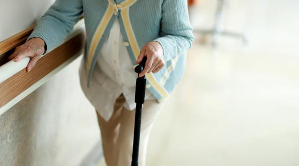 cine decide pentru un varstnic cu probleme de memorie povestea femeii de 91 de ani ce a plecat din azilul de 28 000 de dolari pe luna