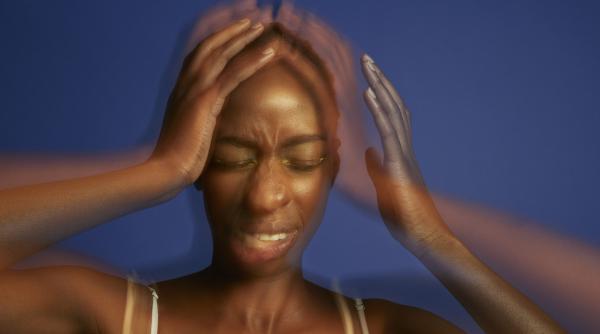„Nu este vorba doar de durere, ci de o serie întreagă de evenimente”. Ce provoacă, de fapt, migrenele