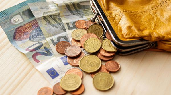 România, în topul țărilor din UE cu cele mai mici salarii minime. Doar două țări își plătesc angajații cu mai puțini bani decât noi