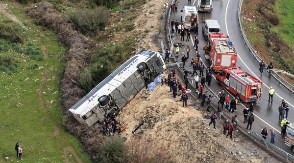 un autocar plin cu peste 30 de persoane s a rasturnat in turcia sunt 9 morti si 25 de raniti