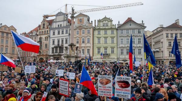 zeci de mii de cehi au iesit in strada la praga in sprijinul presedintelui pavel aflat in razboi politic cu premierul populist babis