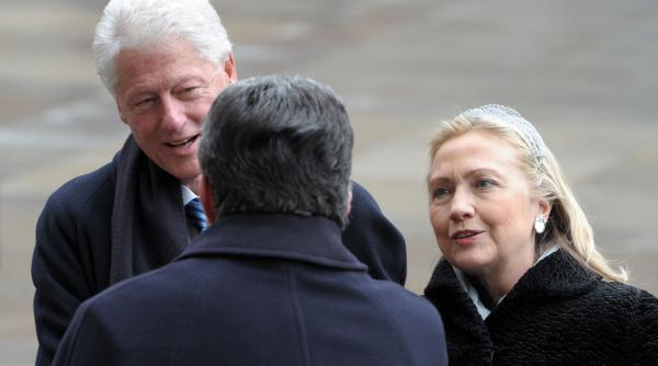 Bill Clinton ar fi folosit avionul privat al lui Epstein de peste 16 ori. Soții Clinton, la un pas de a fi puși sub acuzare de Congres