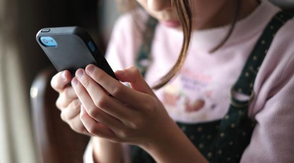 Copiii români, pe primul loc în lume la folosirea nocivă a reţelelor sociale. Ce măsuri propun experţii ca să le limiteze accesul