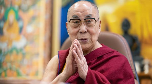 dalai lama a castigat primul sau premiu grammy liderul spiritual tibetan a transmis un mesaj dupa gala din los angeles