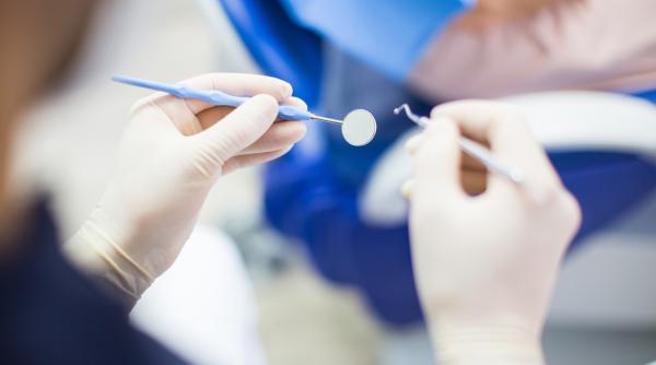 Doi dentişti au fost condamnaţi la închisoare în Italia după ce i-au scos unei paciente 11 dinţi sănătoși în 4 ore