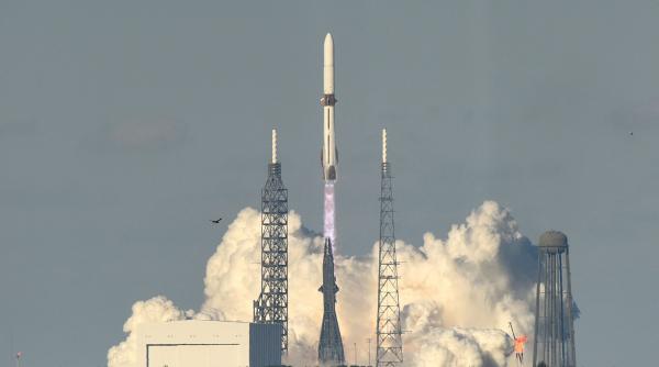 După ce a dus 92 de persoane în spațiu, compania lui Jeff Bezos suspendă turismul cosmic. Blue Origin vizează misiunile pe Lună