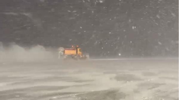 imagini de pe otopeni unde se intervine cu zeci de utilaje de deszapezire pe piste doua curse spre paris si munchen au intarzieri