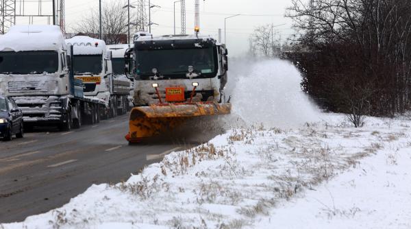 Ninsori și drumuri înzăpezite în 15 județe. Circulație în condiții de iarnă pe A1 București-Râmnicu Vâlcea și A2 București-Constanța