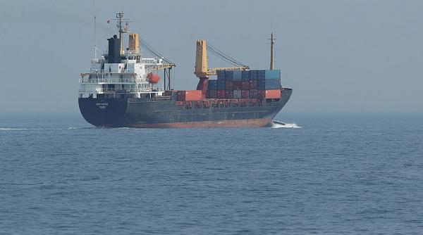 Peste 6.000 de navigatori, un număr record, au fost abandonați în larg în 2025, majoritatea de flote-fantomă