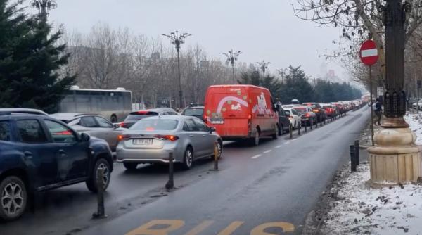 Șoferii care circulă pe banda unică de autobuz în București riscă amenzi și de 1.620 de lei. STB: „Încă 8 kilometri sunt în amenajare”