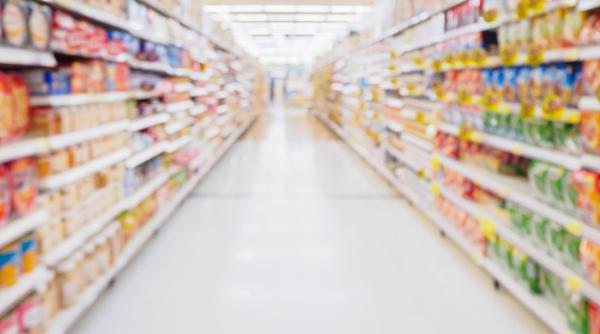Un hoț a umplut patru valize cu iPhone-uri, detergent și carduri Pokemon, după ce s-a ascuns într-un supermarket din Franța