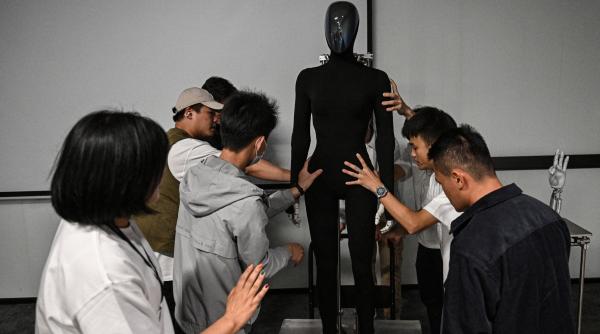 un robot umanoid s a prabusit pe scena in timpul unei prezentari directorul companiei spune ca face parte din proces