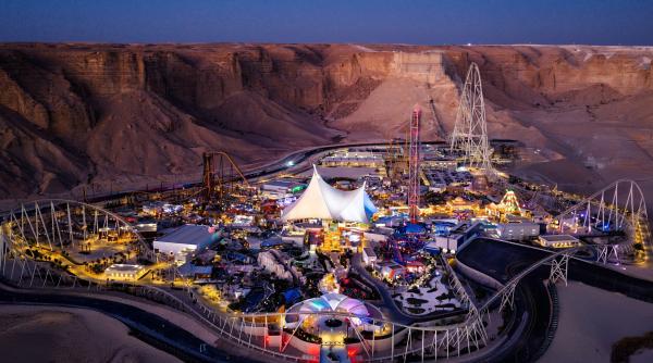 Arabia Saudită a deschis un parc de distracții record: Six Flags Qiddiya City are cel mai lung și cel mai înalt roller coaster din lume