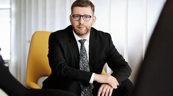 Campionul sinecurilor: cine este superbugetarul cu 11 salarii pe lună, din care șase de la stat 