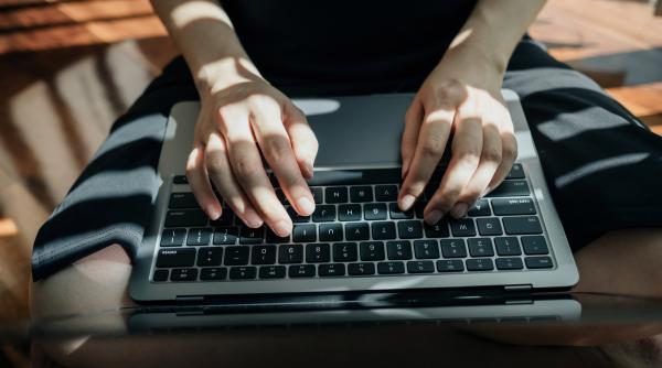 DIICOT anchetează cazul femeii înșelate cu 2,5 milioane de dolari de un escroc care pretindea că e „prințul moștenitor al Dubaiului”