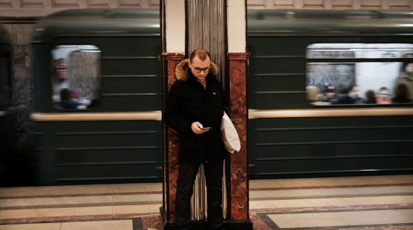 la metroul din moscova calatoresti doar daca permiti autoritatilor sa ti inspecteze telefonul mobil