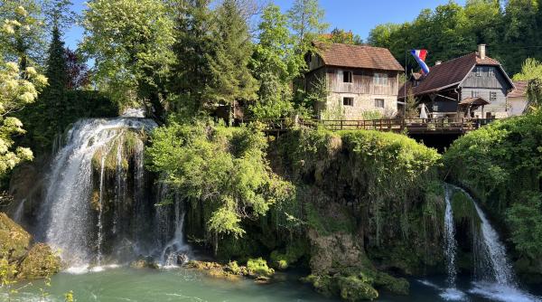 oamenii sunt fascinati de satul construit pe 23 de cascade se afla in europa aproape de romania