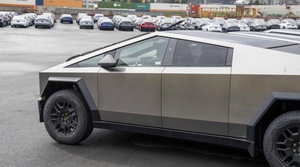 Șoferul unei Tesla Cybertruck, lăsat fără permis în Lugoj. Nu avea voie să conducă mașina, potrivit Codului rutier din România