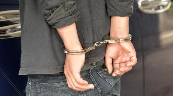 Un minor de 17 ani a fost reţinut după ce a rănit un alt adolescent cu un cuțit, într-o staţie de autobuz din Cluj