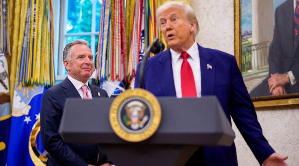 Wall Street Journal: O firmă cu legături în Emiratele Arabe Unite a cumpărat o participație majoră în compania cripto a familiei Trump