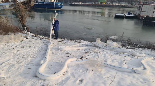 Apele Române intervin cu baraje absorbante pe Dunăre, după scufundarea unui împingător la Giurgiu