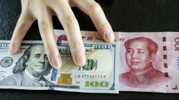 China își dezvăluie planul de a contesta dominația dolarului american. Investitorii se întreabă dacă asta ar putea funcționa vreodată