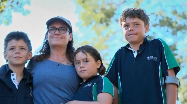 Mărturia emoţionantă a mamei băiatului de 13 ani, care a înotat 4 ore ca să îşi salveze fraţii şi pe cea care i-a dat viaţă