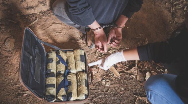 operatiune antidrog de amploare langa bucuresti unul dintre traficanti este fiul unui colonel doi politisti au fost loviti cu masina