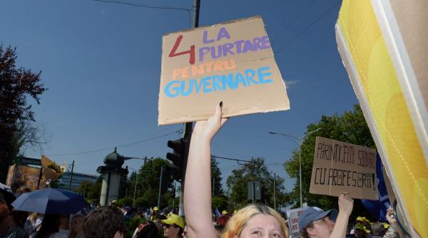 Profesorii și studenții ies în stradă împotriva austerității decretate de Guvernul Bolojan. Liderii vorbesc de o grevă în sistem