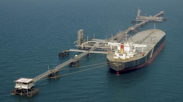 Șalupe iraniene înarmate au încercat să blocheze un petrolier american în strâmtoarea Hormuz